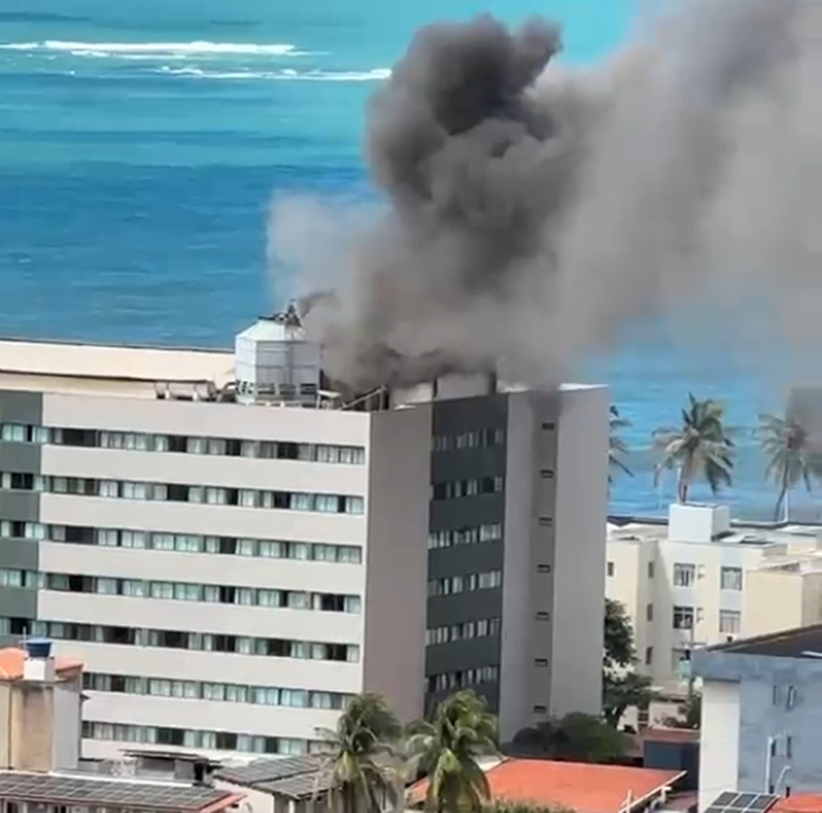 VÍDEO: incêndio atinge cobertura do hotel Ritz Suítes na Cruz das Almas, em Maceió