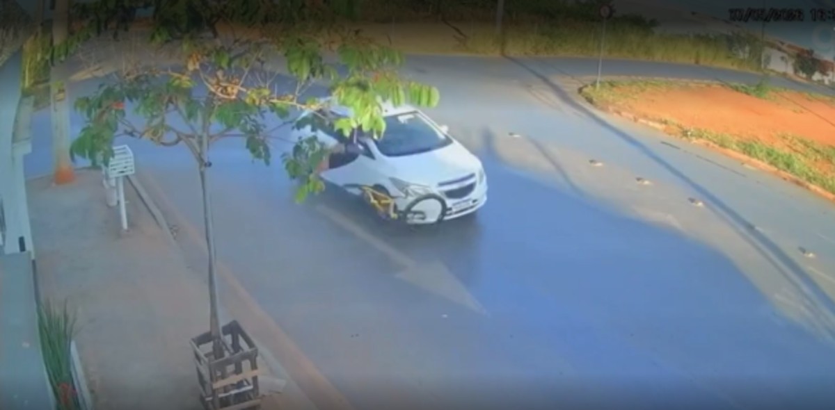 Vídeo mostra momento em que ciclista de 16 anos é atingido por carro em cruzamento de Montes Claros