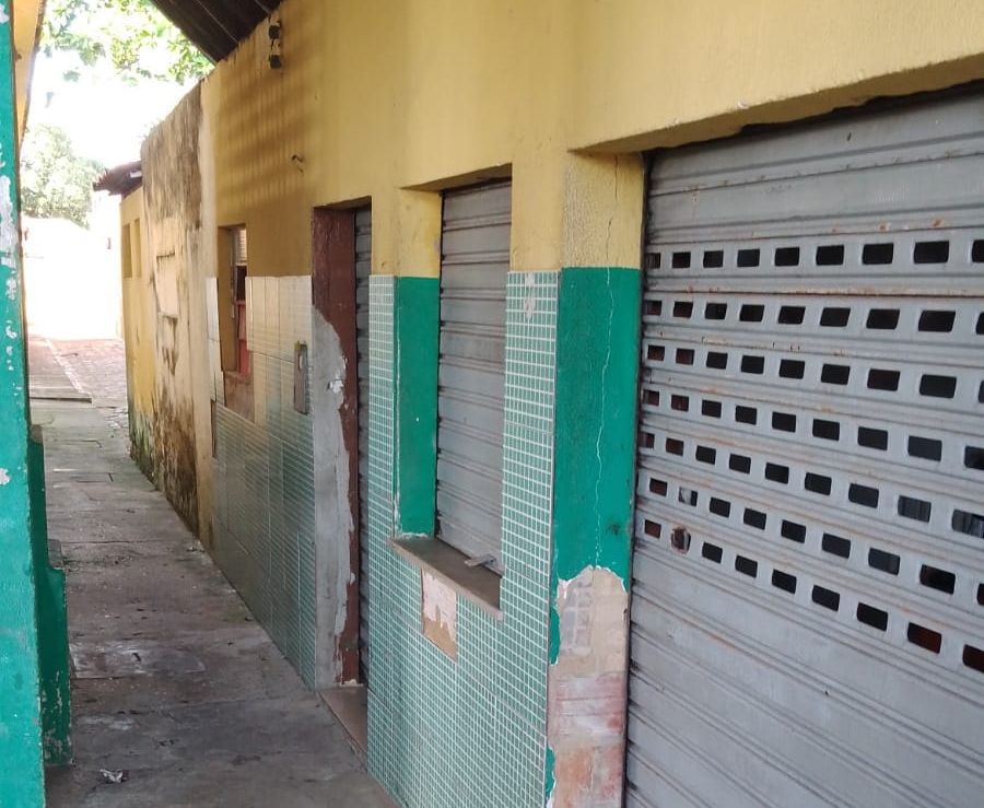 Vândalos invadem mercado municipal e levam mercadorias no Bairro Siqueira Campos em Aracaju 