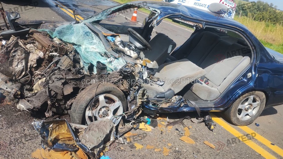 1 de 3
Acidente entre carro e carreta deixou duas pessoas feridas, na tarde desta segunda (20), na SP-294, em Tup&atilde; (SP) &mdash; Foto: Artesp/Reprodu&ccedil;&atilde;o