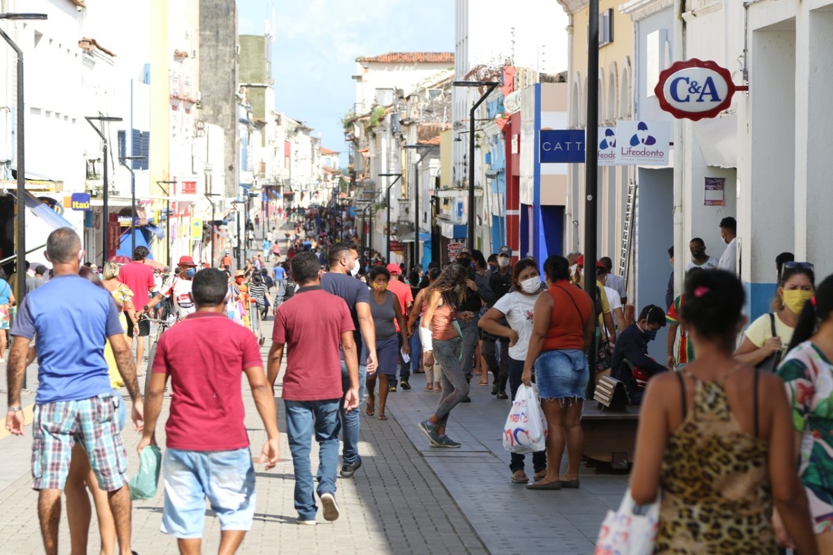 Na reabertura do com rcio em S o Lu s Rua Grande amanhece lotada
