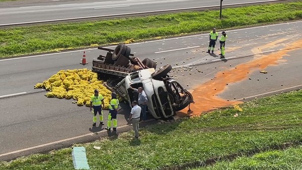 Caminhão de laranjas invade pista contrária, tomba e atinge carga de porcos em rodovia do noroeste de SP