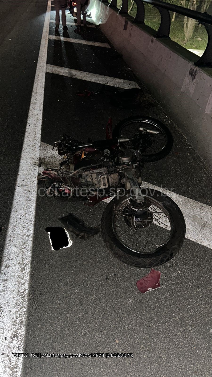 Viatura da PM bate em moto caída e motociclista morre na Rodovia Anchieta