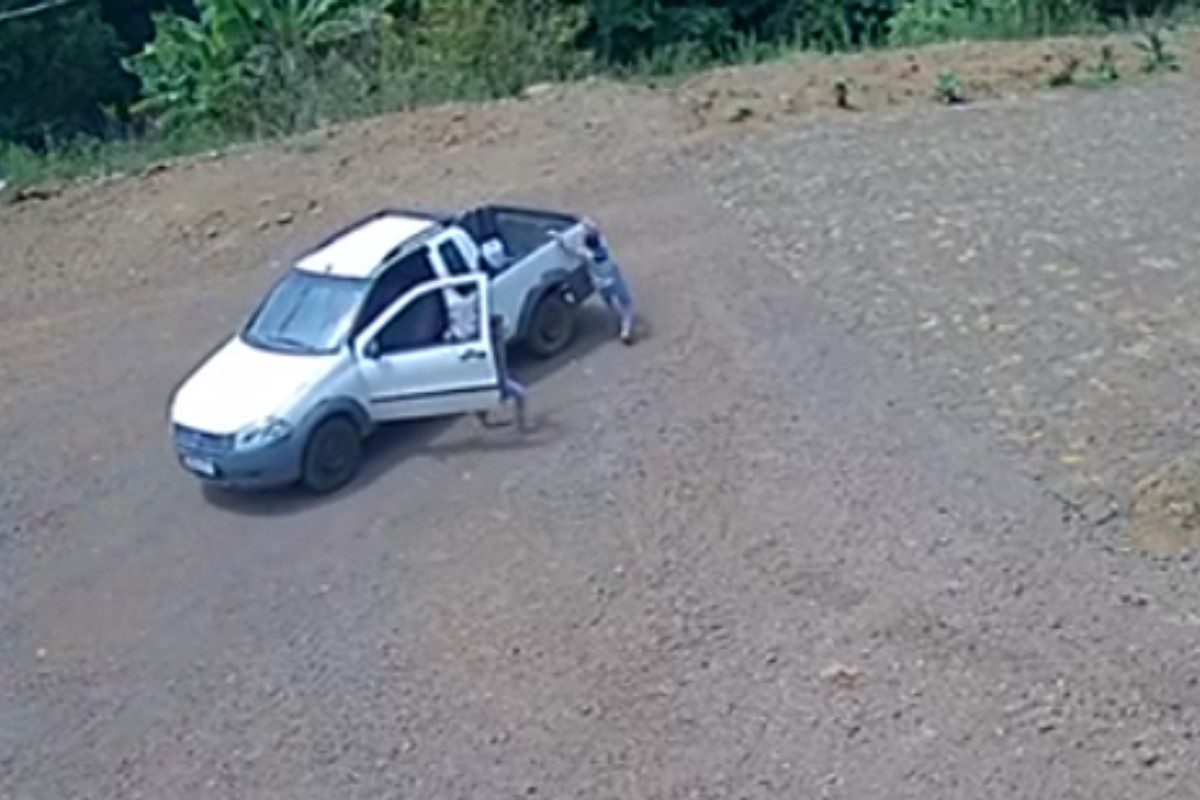 VÍDEO: crianças saltam de carro em movimento após soltarem freio de mão durante brincadeira, no PR