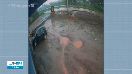 Chuva deixa Araguaína alagada nesta terça-feira (2)