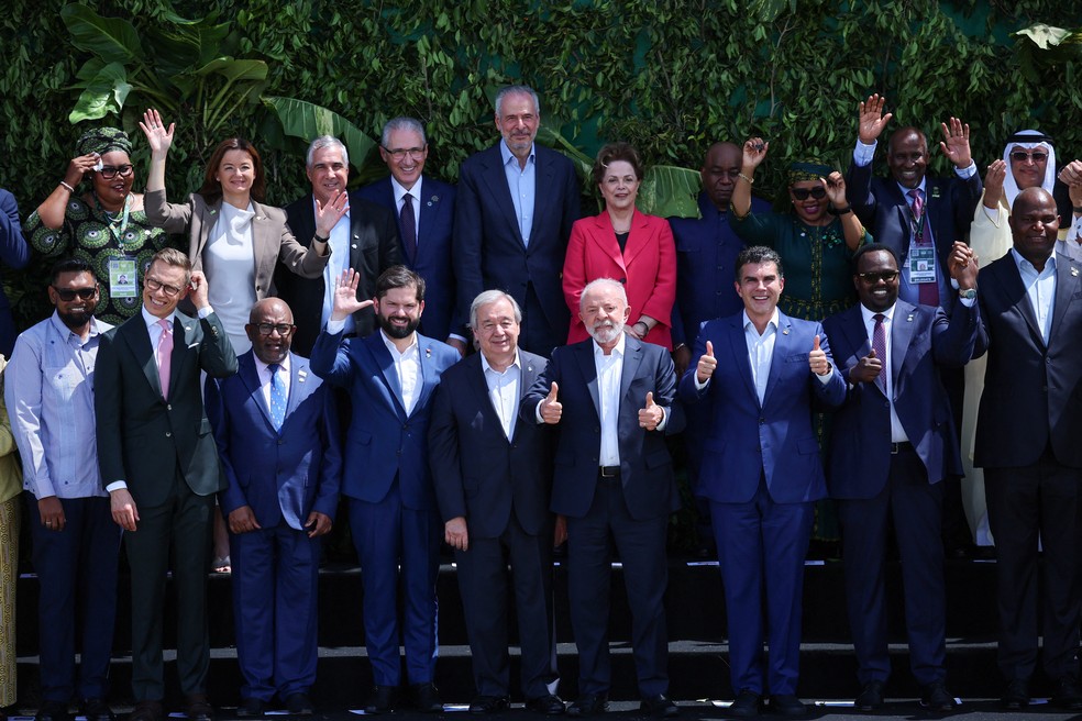 Lula com autoridades durante foto na Cúpula do Clima que antecede a COP30, em Belém — Foto: REUTERS/Adriano Machado