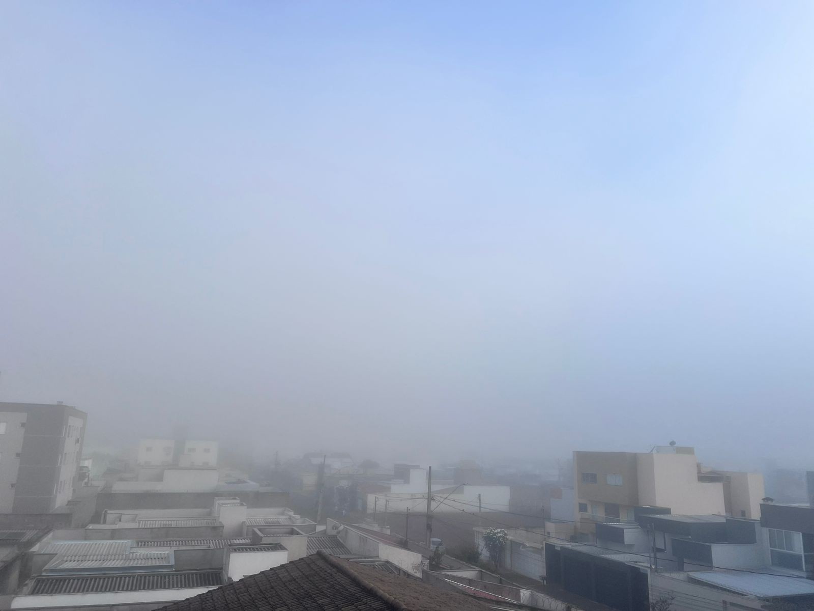 Alta umidade x baixa temperatura: neblina intensa encobre Uberlândia 