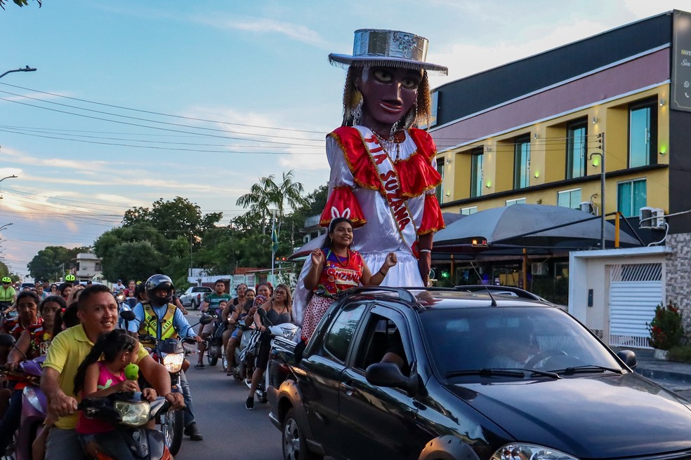 Chegada da boneca Tia Suzana abre o Carnaval em Itacoatiara, no AM. — Foto: Liam Cavalcante/Rede Amazônica