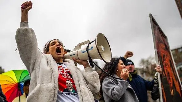 Juiz federal impede autoridades de imigração de revogar status legal de estudantes internacionais