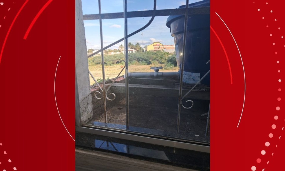 Igreja foi invadida após grade da janela ser quebrada. — Foto: Arquivo pessoal