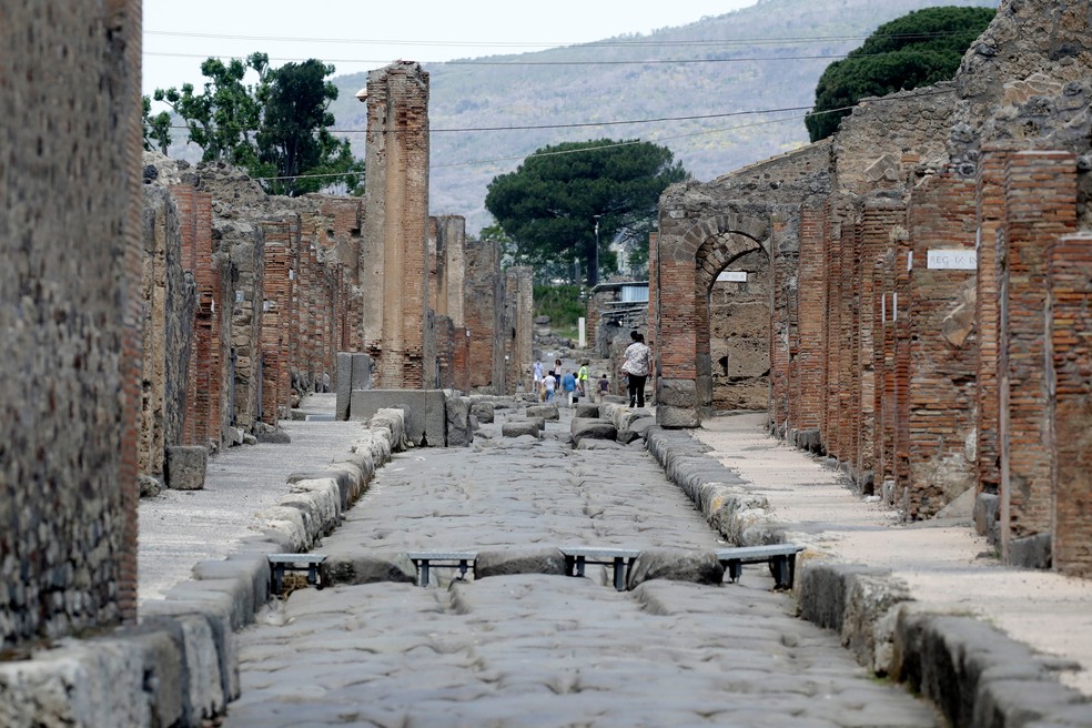 Pessoas visitam o sítio arqueológico de Pompeia, perto de Nápoles, no sul da Itália — Foto: AP Photo/Alessandra Tarantino