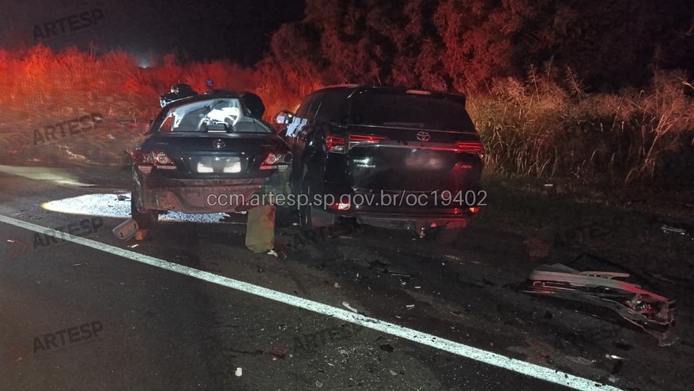 Colisão após carro invadir a contramão deixa um morto em rodovia de Martinópolis (SP) — Foto: Artesp/Divulgação