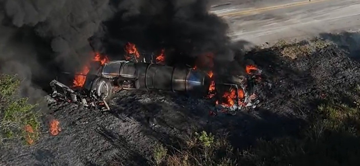 Batida entre carreta e caminhão-tanque provoca incêndio e interdita a BR-116, em MG
