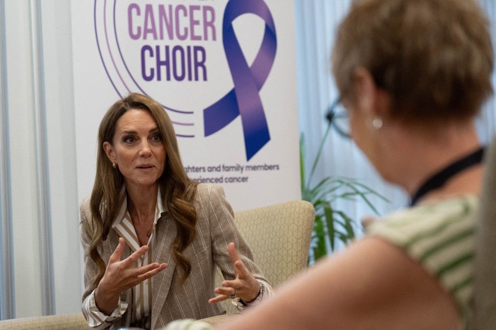 Kate Middleton durante visita a centro oncológico de hospital na Inglaterra — Foto: Stefan Rousseau / POOL / AFP