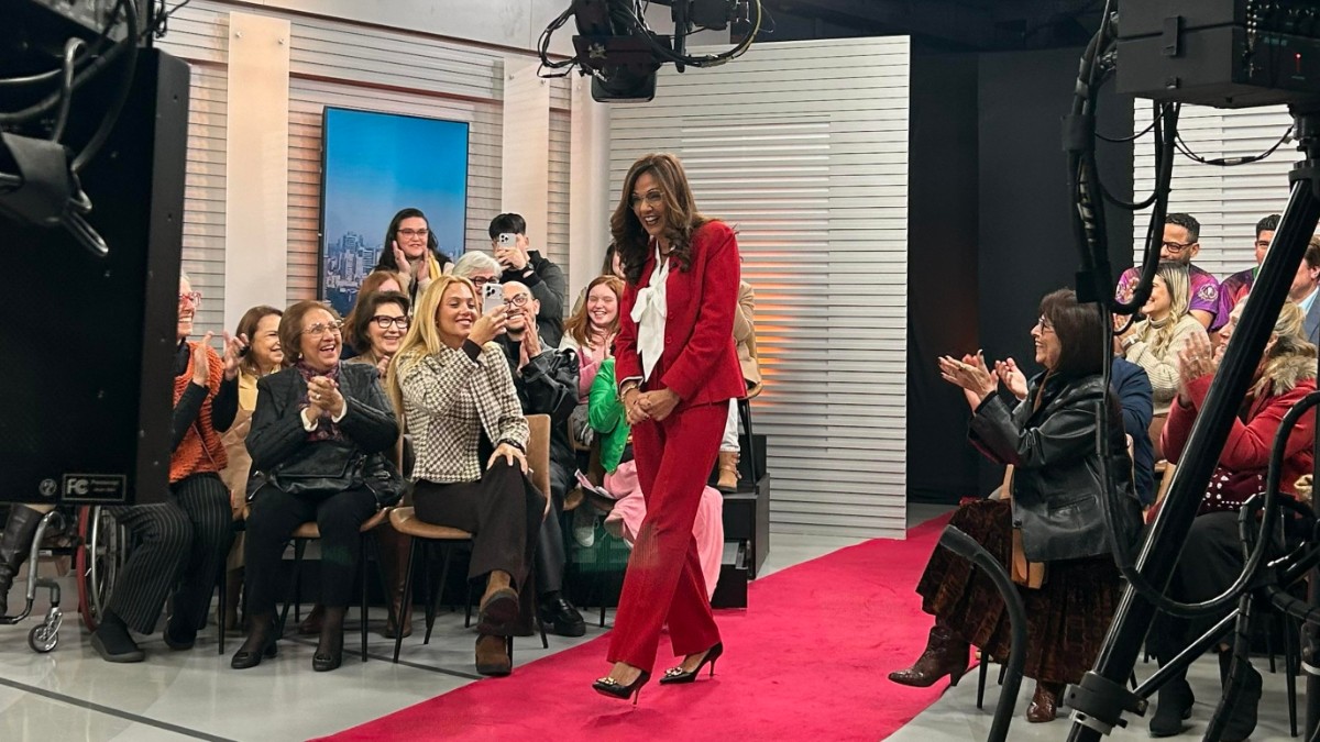 Cristina Ranzolin é surpreendida com homenagem por 30 anos à frente da apresentação do Jornal do Almoço