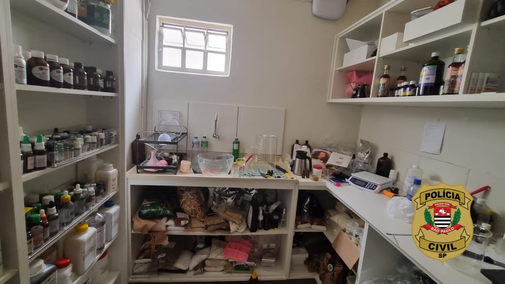 Laboratório foi encontrado em comércio e influenciadora digital foi presa em flagrante em Birigui (SP) — Foto: Polícia Civil/Divulgação