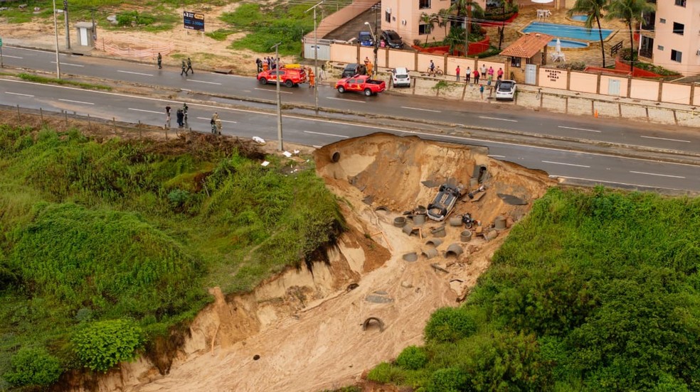 Cratera em rodovida que liga Fortaleza a Aquiraz — Foto: Thiago Gadelha/ SVM