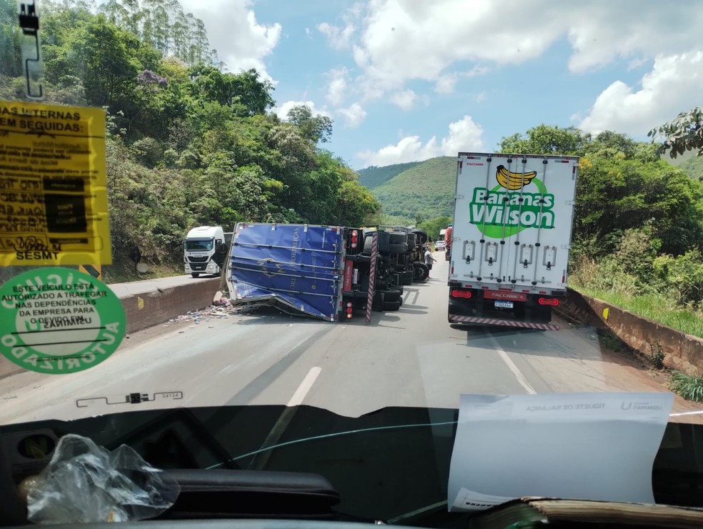 Tombamento na BR-381, em Brumadinho — Foto: Redes sociais