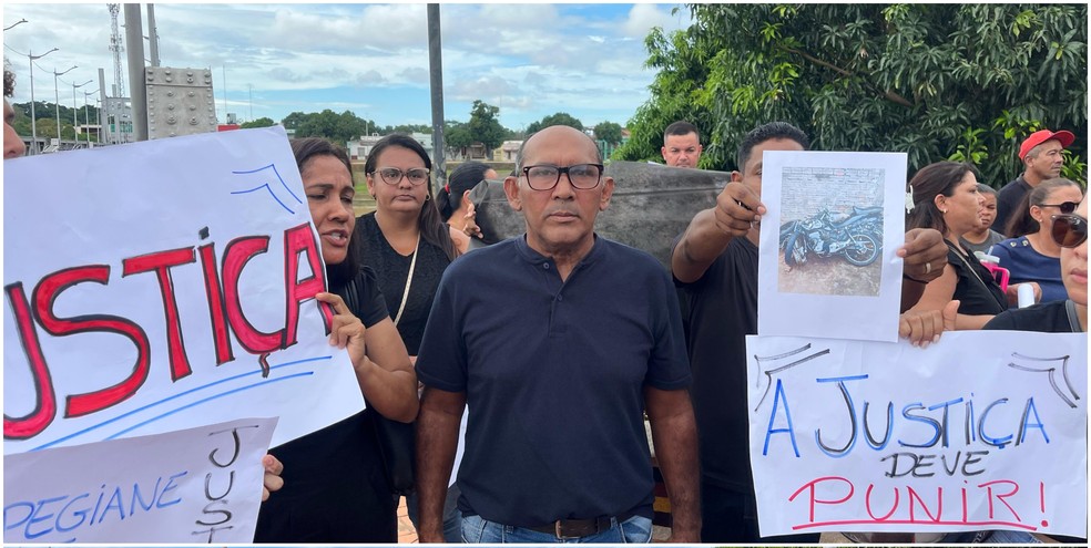 Sobrinha de Mácio e tio de Carpegiane fazem parte de manifestação pedindo justiça — Foto: Aline Pontes/Rede Amazônica