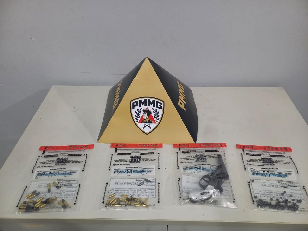 Homem oferece 'dinheirinho' à PM após apreensão de arma e munições e é preso em Governador Valadares