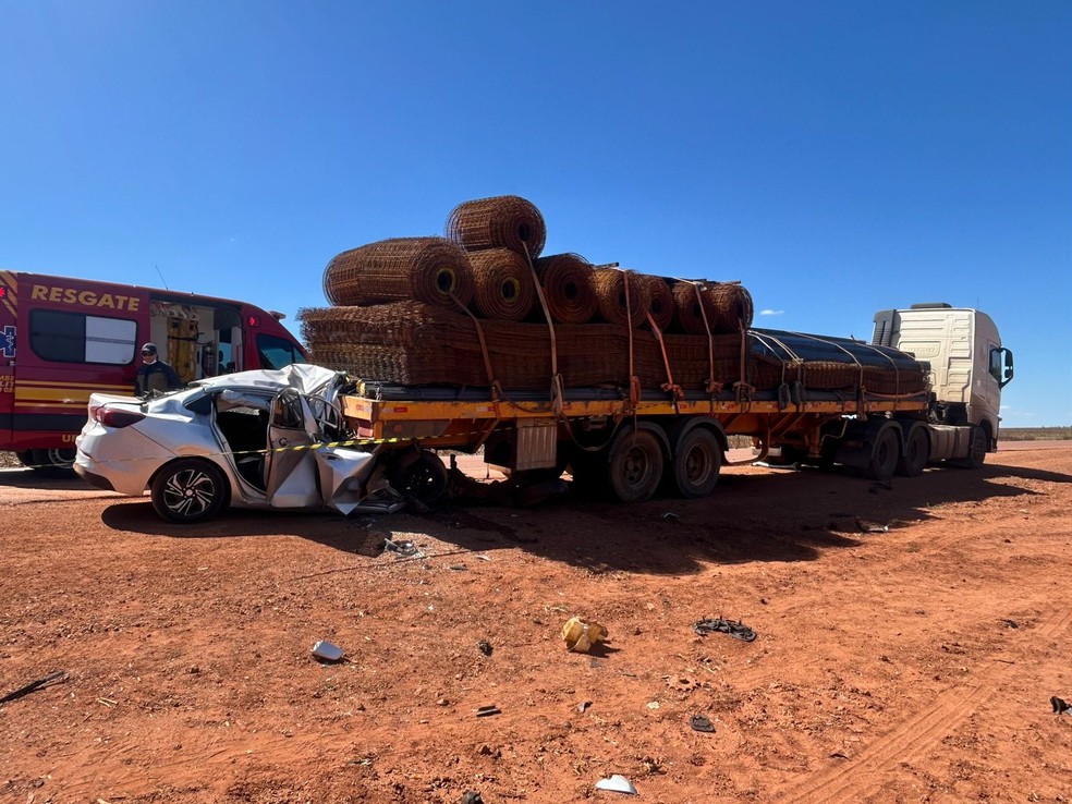 Motorista morre após batida contra carreta estacionada — Foto: Reprodução