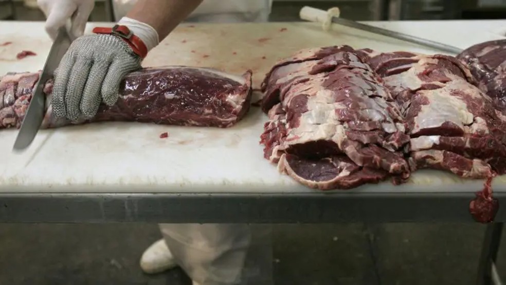 A carne pode ser deliciosa e nutritiva, mas como ela chegou ao seu prato? — Foto: BBC/ Getty images
