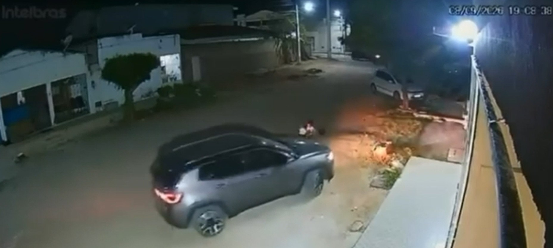 VÍDEO: Carro passa por cima de duas crianças e vítimas têm apenas escoriações no RN