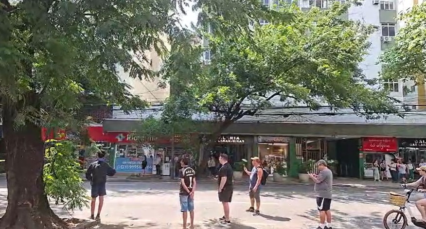 Árvore cai sobre fiação, e rua é bloqueada em Laranjeiras
