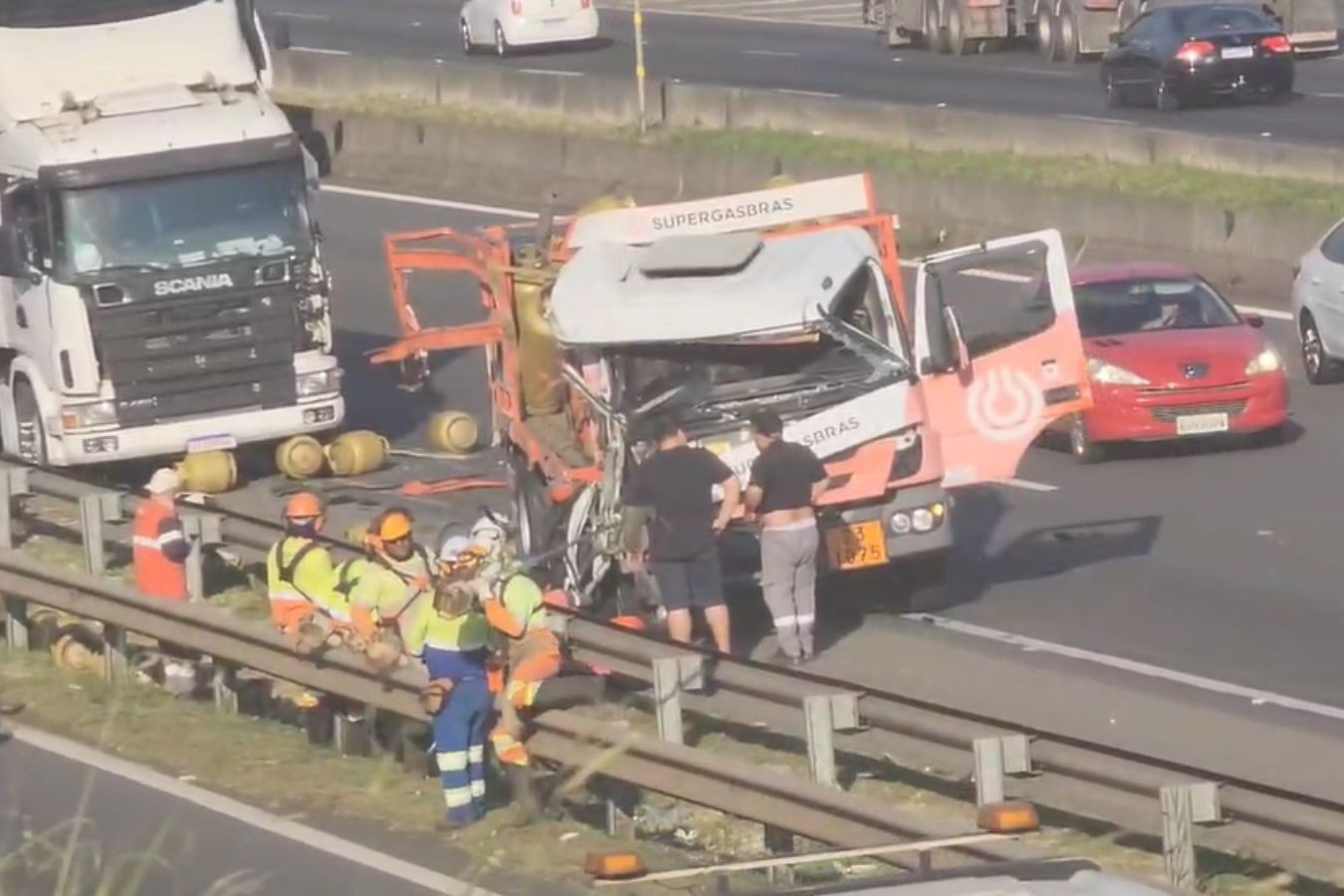 Caminhão com botijões vazios bate em carreta e deixa ferido na Rodovia D. Pedro, em Campinas