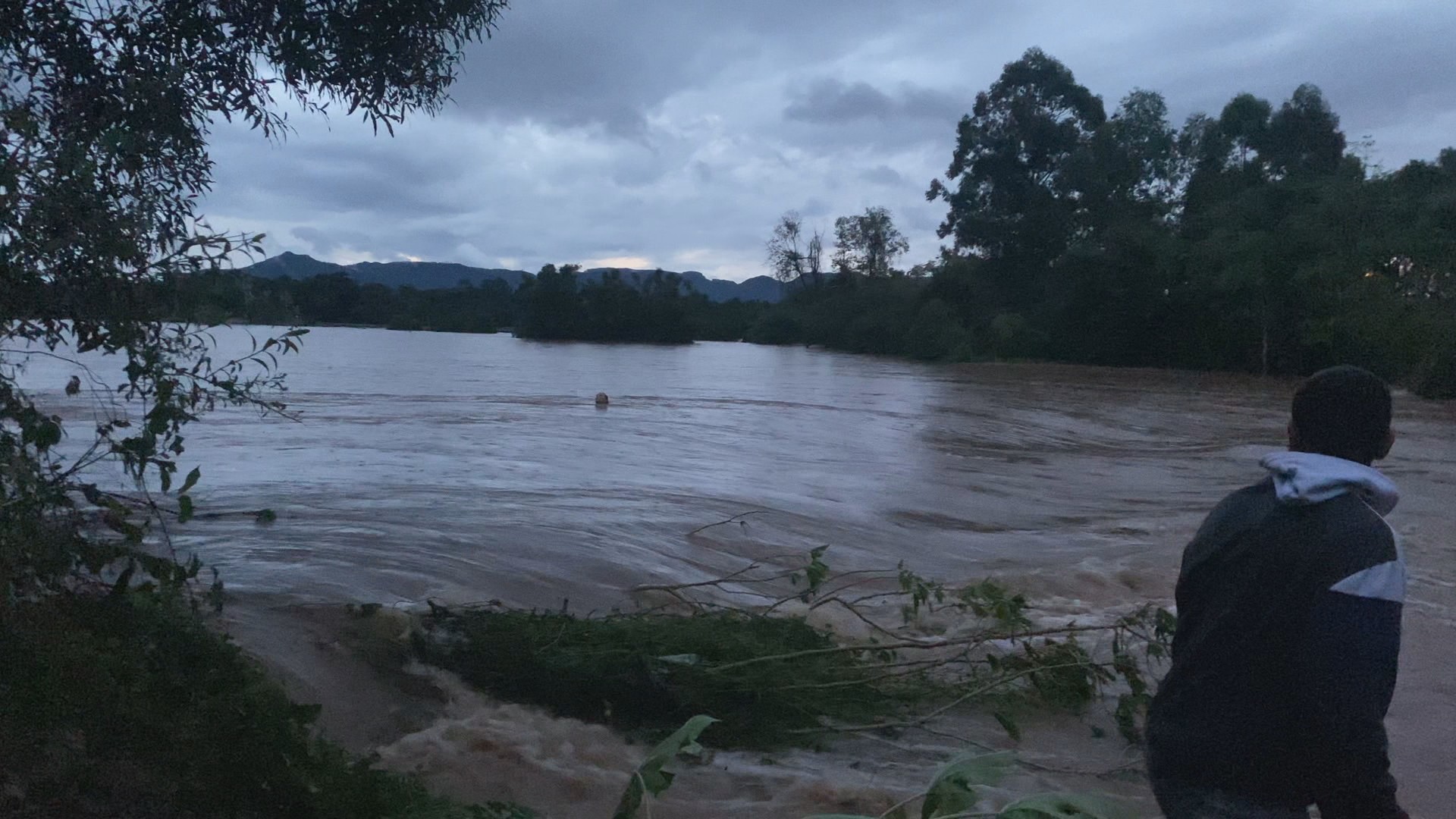 VÍDEO: mulher arrastada por rio durante temporal em Candelária é encontrada viva