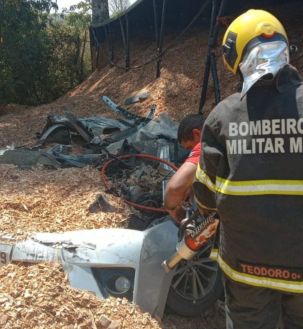 Vítima ficou presa às ferragens — Foto: Reprodução/O Correio News