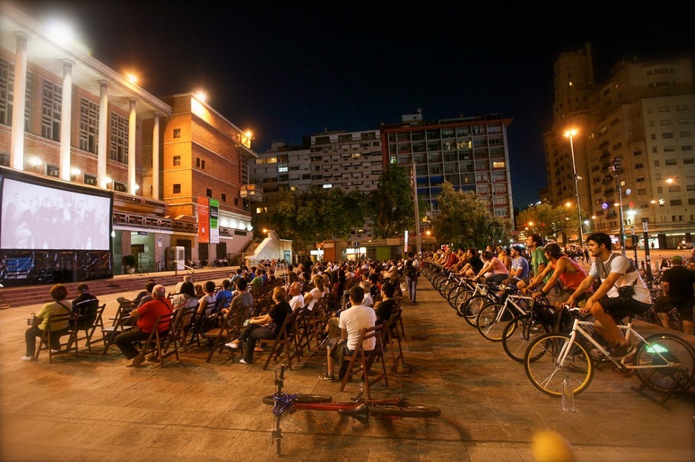 5 de 5
Sess&otilde;es de cinema movido a bicicleta contam com lugares para o p&uacute;blico sentar &mdash; Foto: BikeCine/Divulga&ccedil;&atilde;o