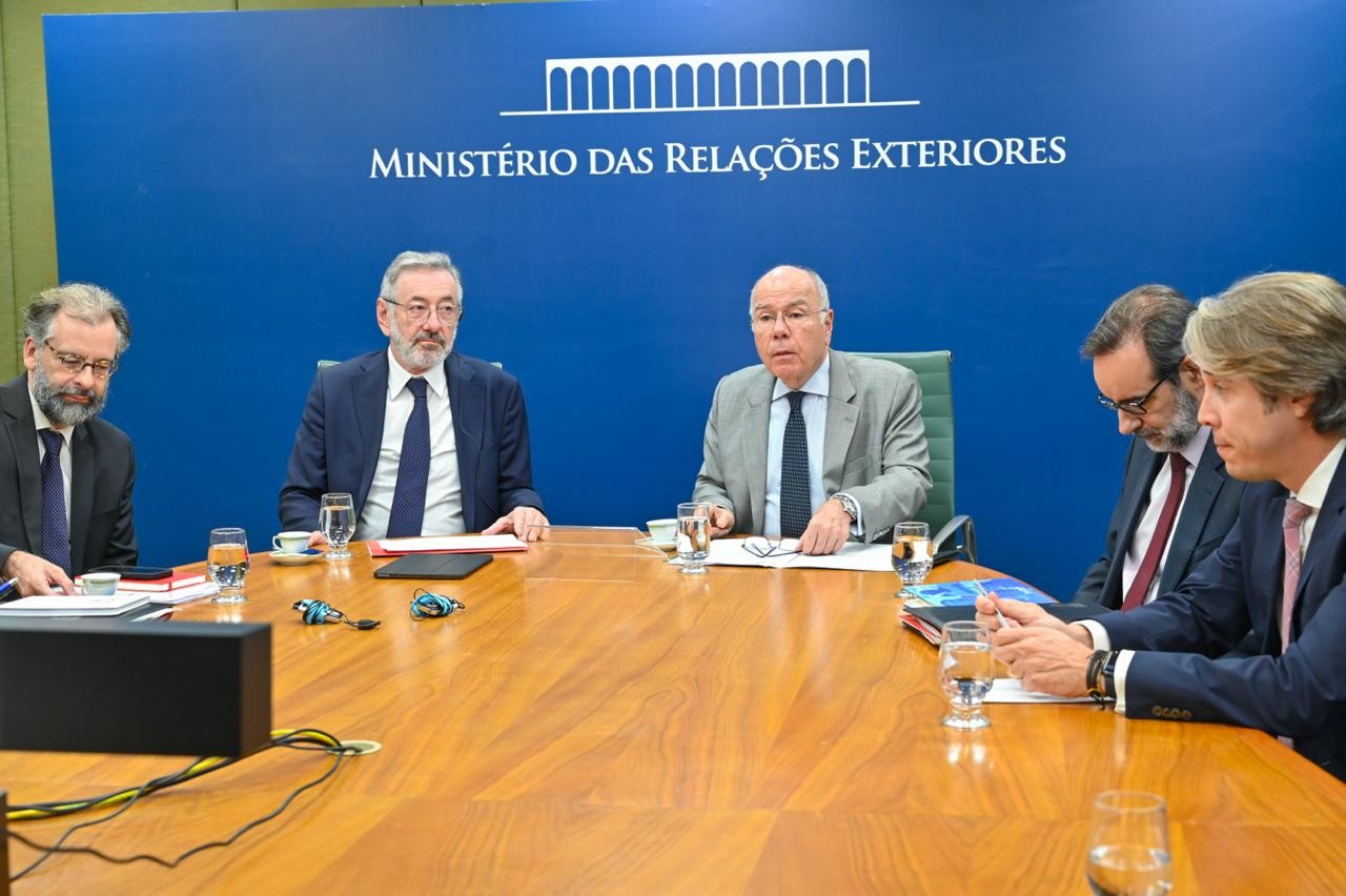 Governo Lula se opõe a tarifas dos EUA e busca diálogo