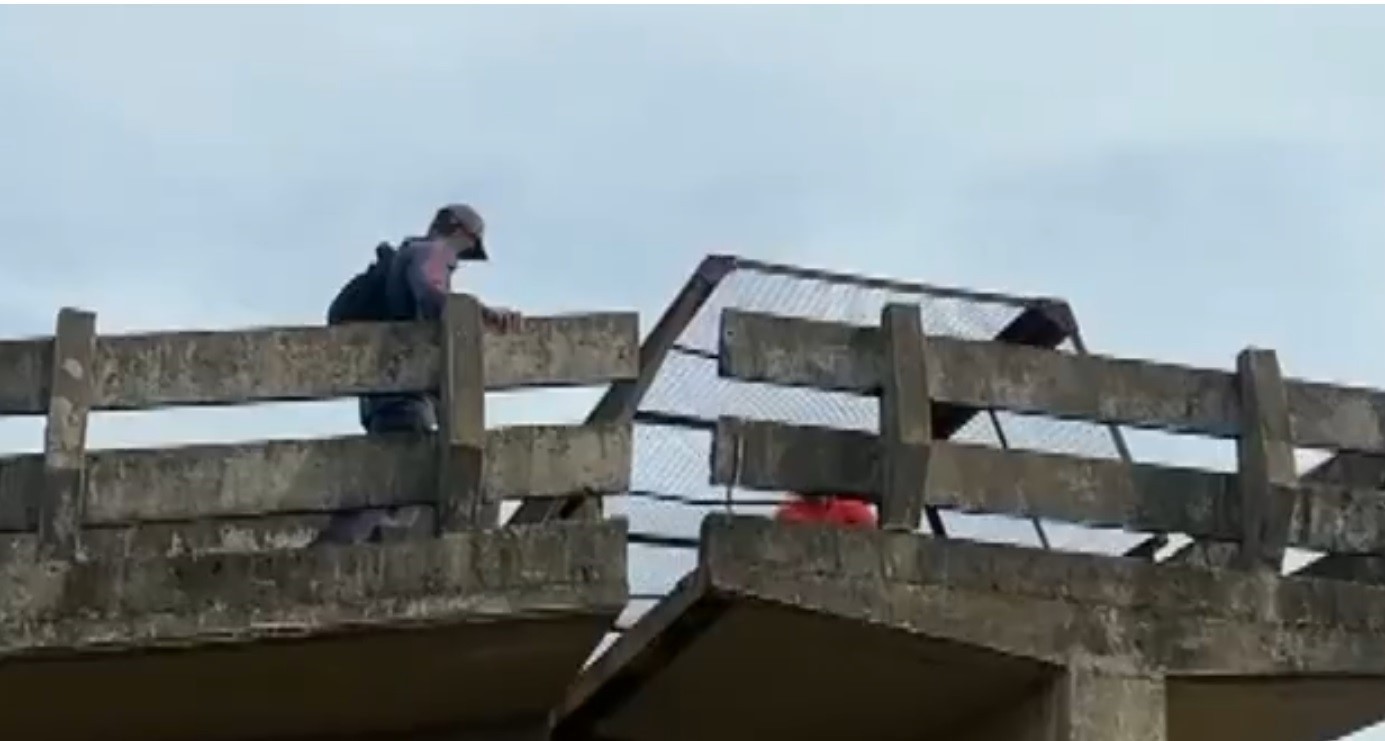 Pedestres se arriscam para atravessar passarela partida ao meio na SP-304 em Santa Bárbara d’Oeste