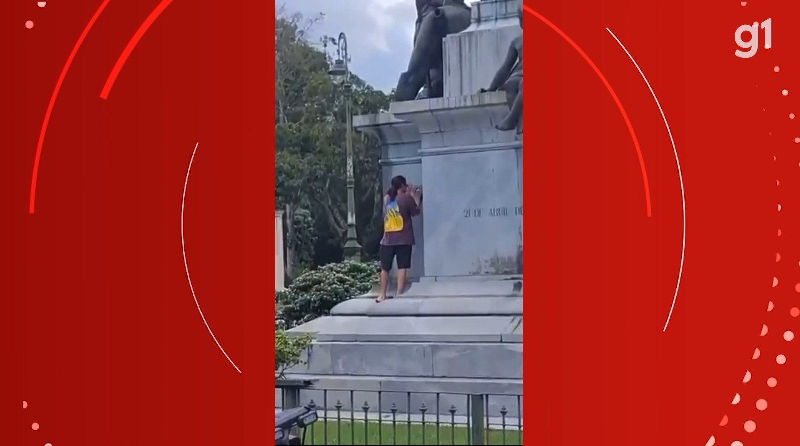 VÍDEO: homem é detido e obrigado a apagar pichação na Praça da República, em Belém