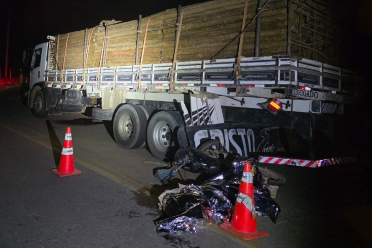 Acidente entre motocicleta e caminhão que carregava eucaliptos deixa homem morto na MG-217 em Poté