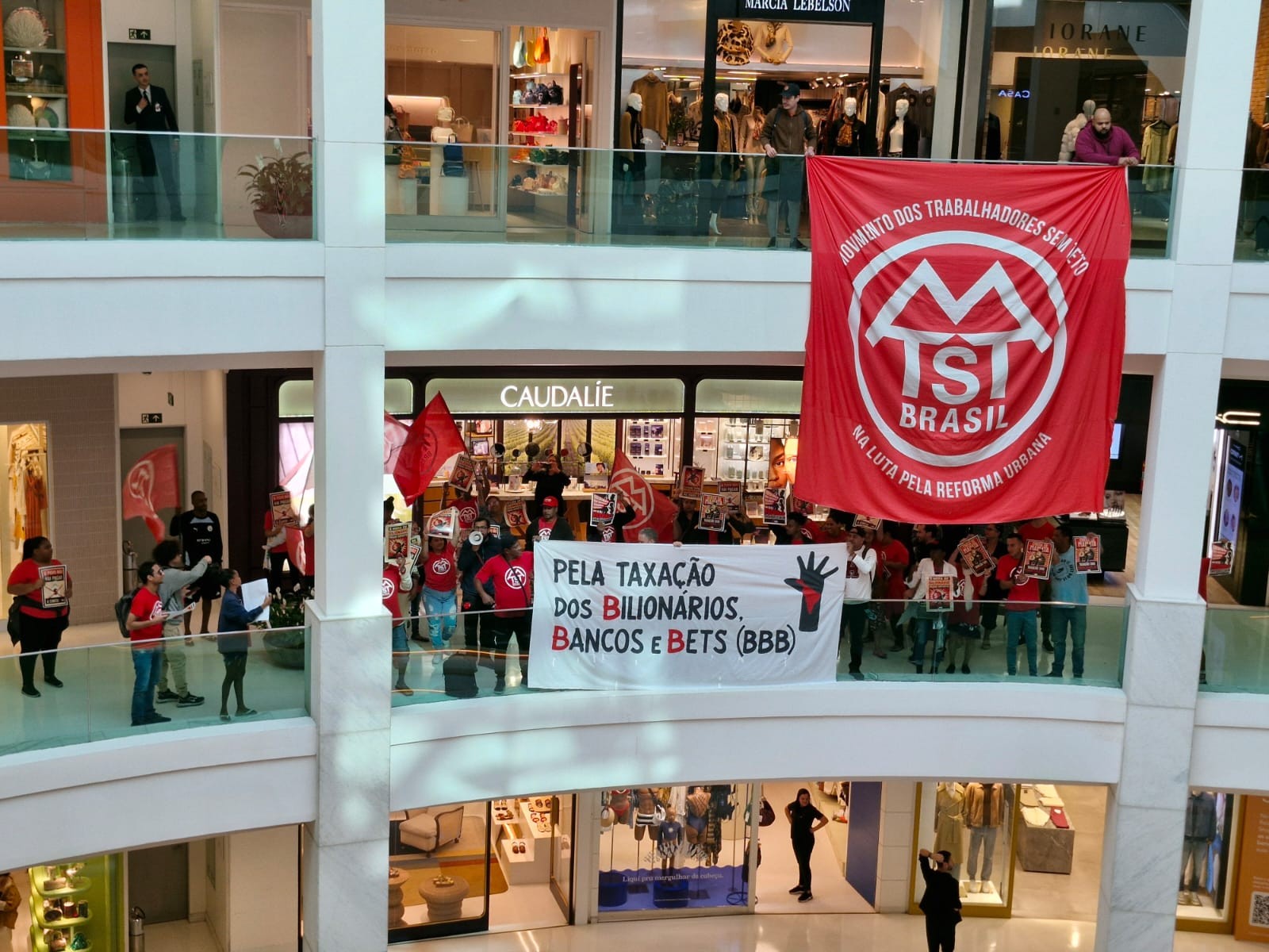 MTST protesta no Shopping Leblon pela taxação de bilionários, banco e bets