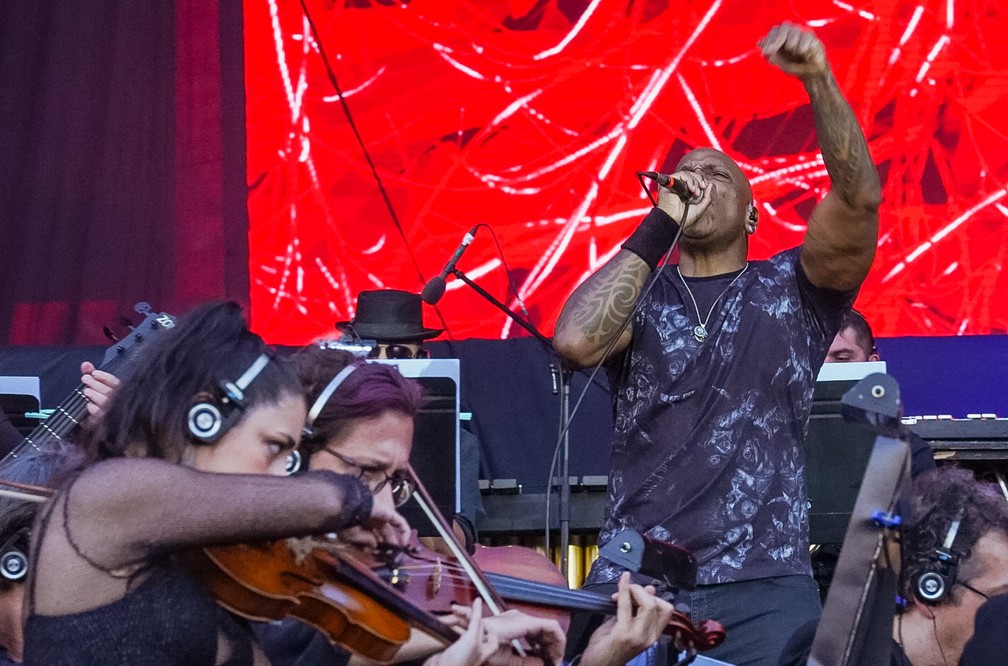 Derrick Green canta no show do Sepultura com a Orquestra Sinfônica Brasileira no Rock in Rio 2022 — Foto: Stephanie Rodrigues/g1