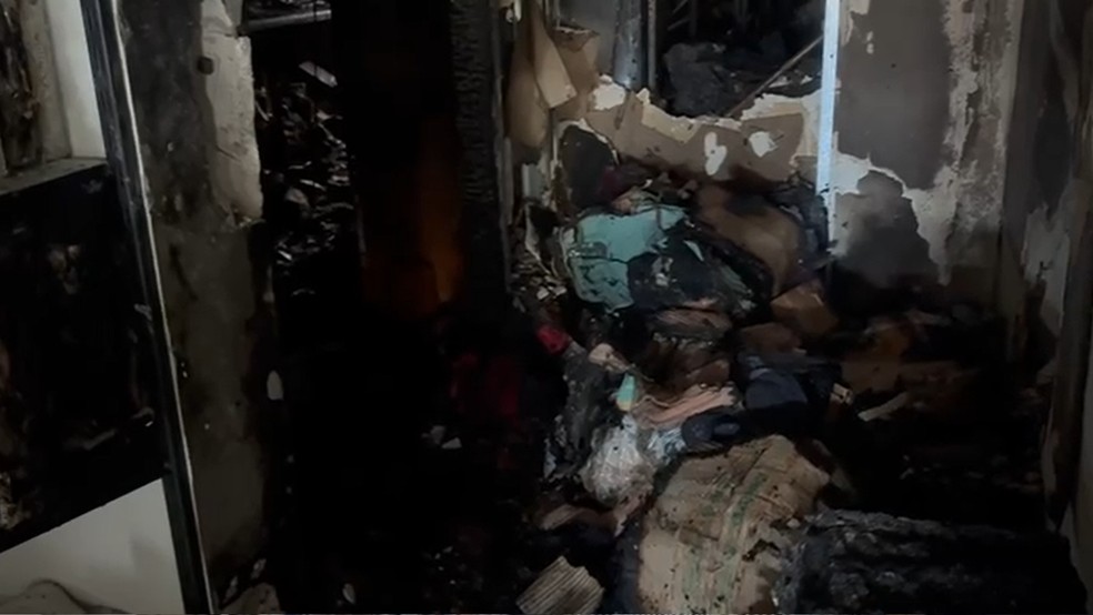 Fogo destruiu estoque de loja varejista de roupas, na noite de segunda (6), em Santa F&eacute; do Sul (SP) &mdash; Foto: Muryel Boian/TV TEM