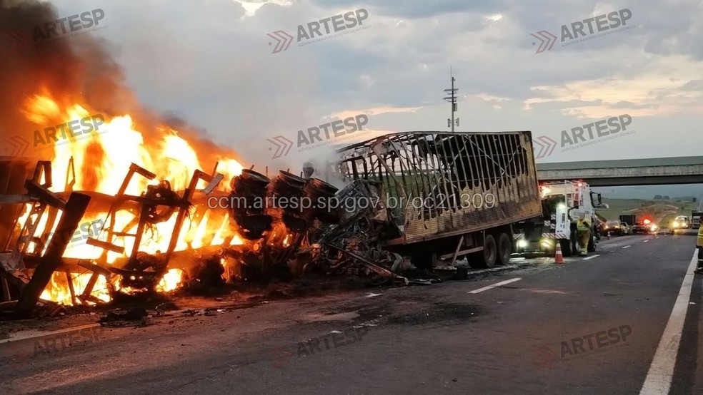 1 de 1
Carreta pegou fogo ap&oacute;s a colis&atilde;o em Guarant&atilde; &mdash; Foto: CCM Artesp / Divulga&ccedil;&atilde;o