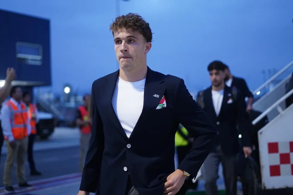 Jogador da seleção de futebol do Irã utiliza broche '#168', em referência a vítimas de ataque dos EUA a escola em Minab, durante desembarque em Tijuana, no México, para a Copa do Mundo em 7 de junho de 2026. — Foto: Divulgação/Seleção iraniana