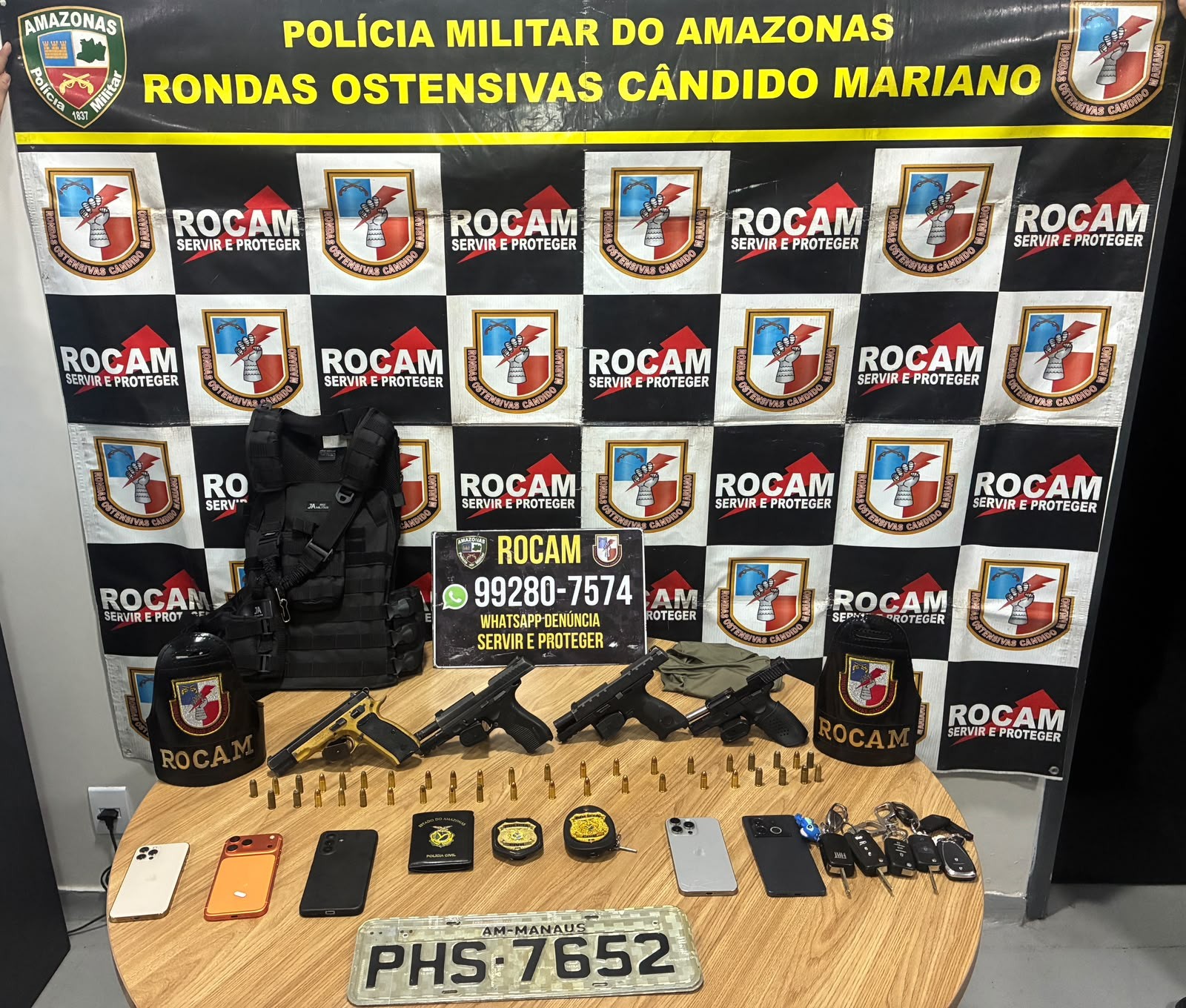 Ex-agente de segurança pública é preso com armas e distintivos da Polícia Civil em rodovia do AM