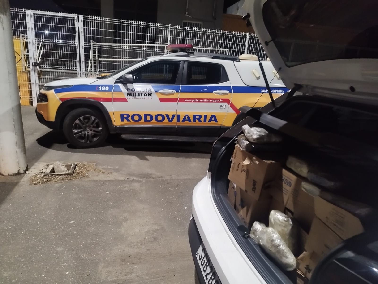 PRF apreende 71 barras de drogas em carro na BR-259 em Conselheiro Pena; duas pessoas foram presas