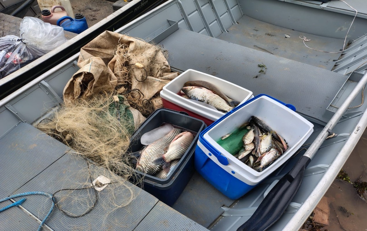 Polícia apreende quase 30 kg de peixes e pescadores são multados por uso de equipamentos irregulares em Angatuba