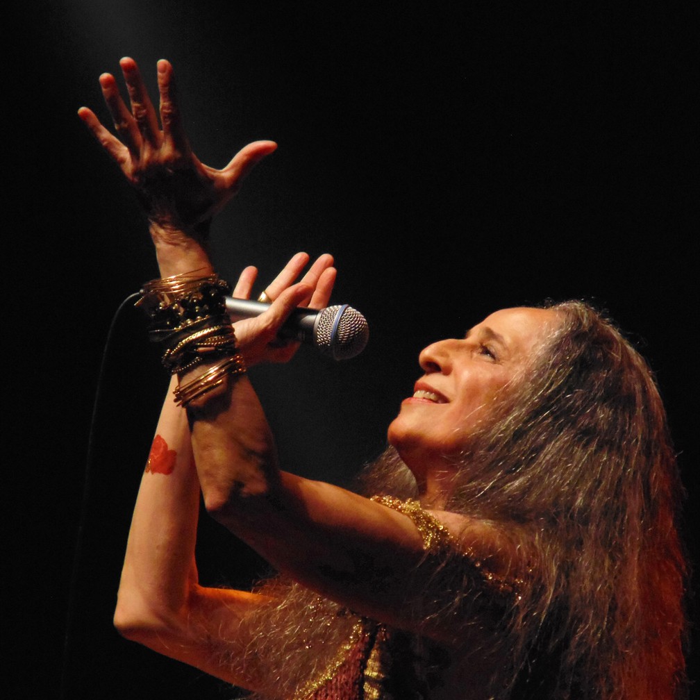 Maria Bethânia em cena no show comemorativo dos 50 anos de carreira, 'Abraçar e agradecer', estreado em 2015 — Foto: Rodrigo Goffredo