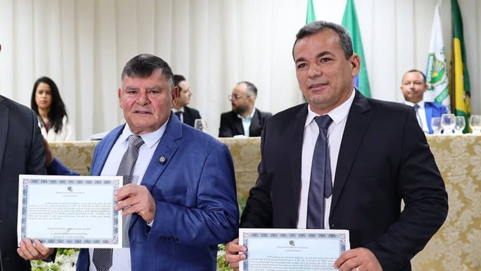 Prefeito Braguinha (à esquerda, de paletó azul) e vice Gardel na cerimônia de diplomação — Foto: Reprodução