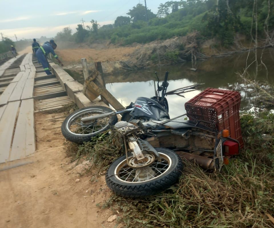 Motociclista é encontrado submerso em rio debaixo de ponte em Caroebe, Sul de Roraima