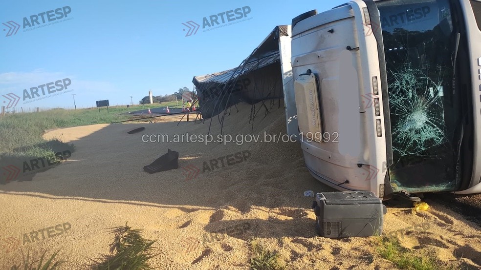 2 de 2
Caminh&atilde;o tomba ao fazer curva de retorno e espalha farelo na pista em Quat&aacute; (SP) &mdash; Foto: Artesp/Divulga&ccedil;&atilde;o