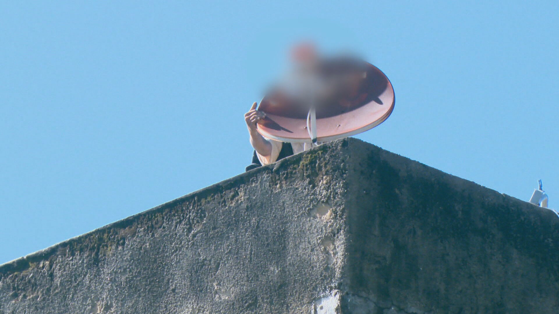Prédio com risco de desabamento é saqueado durante saída de moradores em Olinda; VÍDEO