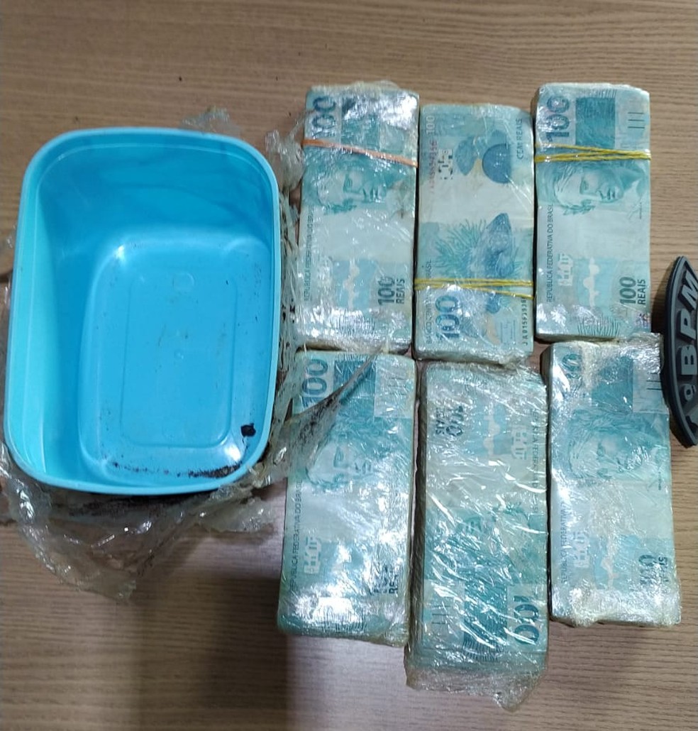 Maços de dinheiro foram encontrados em pote de sorvete — Foto: Polícia Civil/Divulgação